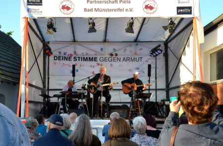 Gaben neue und alte Songs für die „Partnerschaft Piela - Bad Münstereifel“ in Rupperath zum Besten: (V. l.) Ady Zehnpfennig, Ex-Höhner-Mitglied Hannes Schöner und Hermann Heuser. Foto: Henri Grüger/pp/Agentur ProfiPress