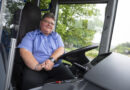 Hinter dem Steuer eines Busses fühlt sie sich wohl: Peggy Rüth fährt seit fast 20 Jahren für Schäfer Reisen und wirbt für mehr weibliche Kolleginnen hinter dem Steuer. Foto: Ronald Larmann/pp/Agentur ProfiPress