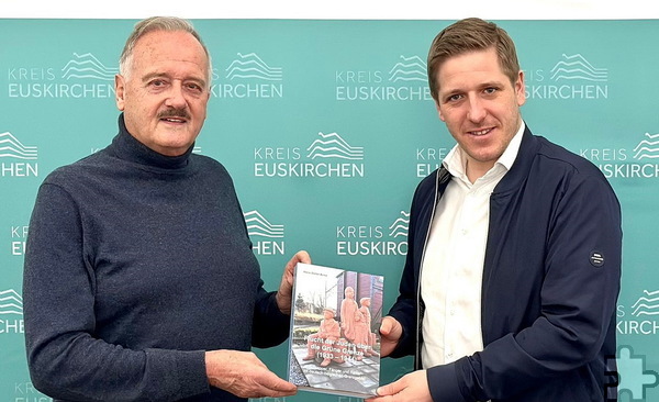 Hans-Dieter Arntz stellte Landrat Markus Ramers sein 16. Buch über Nazidiktatur und Judenverfolgung vor – diesmal geht es um Fluchten über die „Grüne Grenze“ in der Eifel. Foto: Wolfgang Andres/pp/Agentur ProfiPress