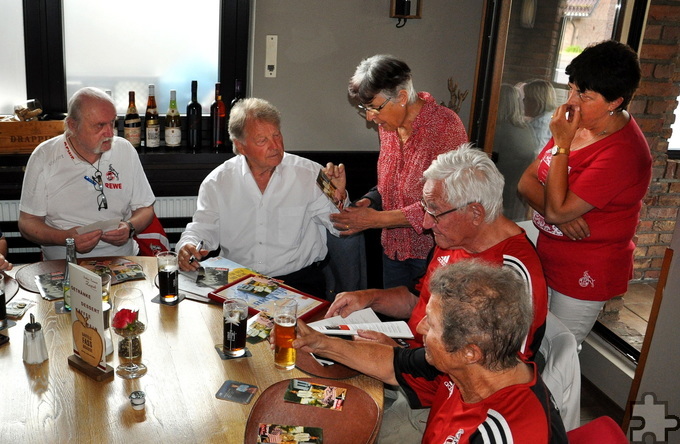 Thielen hatte jede Menge Autogrammkarten und Dokumentationen über seine langjährige Karriere beim FC mitgebracht. Foto: Reiner Züll/pp/Agentur ProfiPress