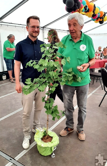 Einen Ginkgo-Baum von der DKMS bekam Willi Greuel von Christian Werheid als Dank für die langjährige Unterstützung überreicht. Foto: Reiner Züll/pp/Agentur ProfiPress