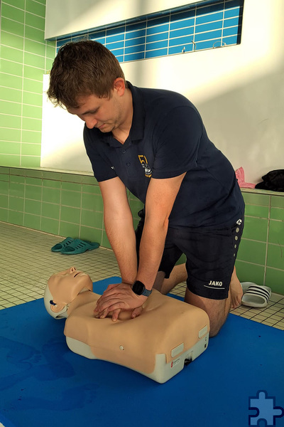 Herzdruckmassage üben, gehört mit zur Ausbildung bei den DLRG-Rettungsschwimmern. Foto: DLRG OG Mechernich/pp/Agentur ProfiPress