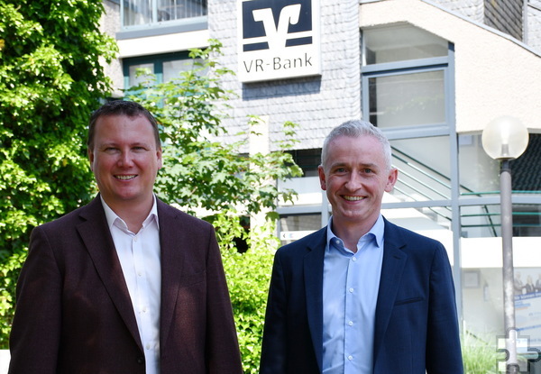 Der Vorstandsvorsitzende Mark Heiter (l.) und sein Vorstandskollege Kai Zinken präsentierten jetzt die die Pläne für die neue Hauptstelle der VR-Bank Nordeifel eG in Kall. Foto: Manfred Lang/pp/Agentur ProfiPress