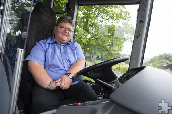 Hinter dem Steuer eines Busses fühlt sie sich wohl: Peggy Rüth fährt seit fast 20 Jahren für Schäfer Reisen und wirbt für mehr weibliche Kolleginnen hinter dem Steuer. Foto: Ronald Larmann/pp/Agentur ProfiPress