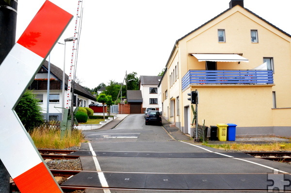Von 5. bis 14. Juli wird ein Teilbereich der Straße „Im Höfchen“ in Mechernich, hier hinter der Bahnschranke geradeaus, gesperrt. Foto: Rike Piorr/pp/Agentur ProfiPress