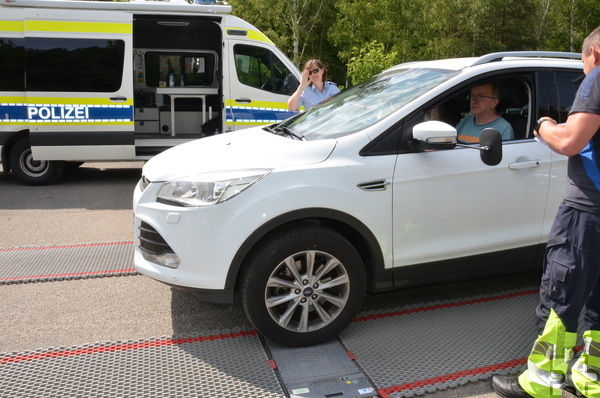 An der „Radlastwaage“, die bis 20 Tonnen pro Achse messen kann, notierten die Beamten das Gewicht der Fahrzeuge. Foto: Henri Grüger/pp/Agentur ProfiPress
