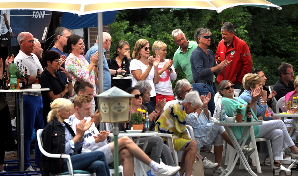 Auf der Terrasse des Clubheimes applaudierten die Zuschauer den Turnierspielern auf dem Platz. Foto: Reiner Züll/pp/Agentur ProfiPress