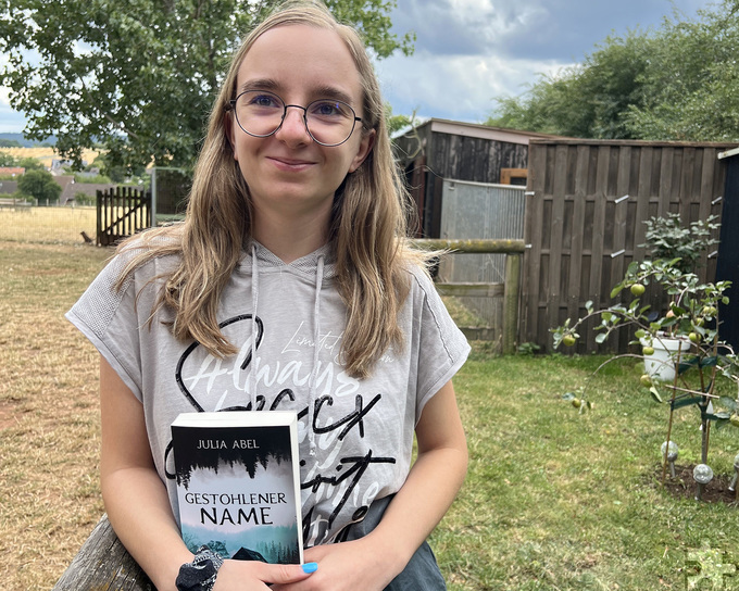 Ihr Debütroman heißt „Gestohlener Name“. Die Hauptfigur im Buch der jungen Wachendorfer Autorin Julia ist die ebenfalls 16-jährige Alyssa, die entführt wird und um ihr Überleben kämpfen muss. Foto: Michael Nielen/pp/Agentur ProfiPress