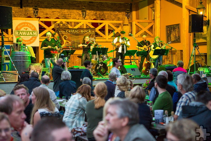 Die mittelalterliche Wasserburg in Satzvey feiert am 12. August die mittlerweile schon fast traditionelle „Irische Nacht“ mit Livemusik von Pot O-Stovies“, „Tír Saor“ und „The Gallow’s Covey“. Foto: Mario Kaspers/pp/Agentur ProfiPress