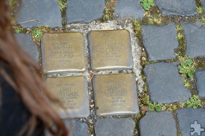 Da stand er plötzlich, der Name von Ericas Oma, ihrer Großtante sowie ihrer Urgroßeltern – auf Stolpersteinen vor dem ehemaligen Familienhaus in der Kölner Straße. Foto: Henri Grüger/pp/Agentur ProfiPress