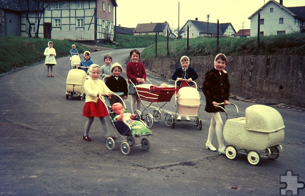 Eine Gruppe Kinder mit Puppenwagen beim Spaziergang durch Bronsfeld. Foto: Artur Stoff/Sammlung Otto Stoff/pp/Agentur ProfiPress