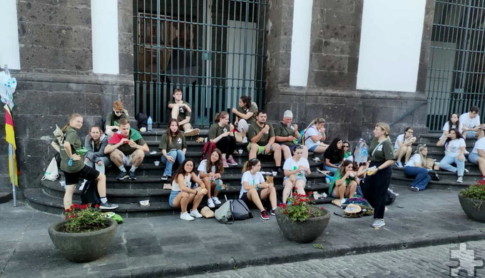 Intensiv tauschte sich die Gruppe in Nordeste mit Portugiesen, Mexikanern, Amerikanern und Kanadiern aus. Foto: GdG St. Barbara Mechernich/pp/Agentur ProfiPress