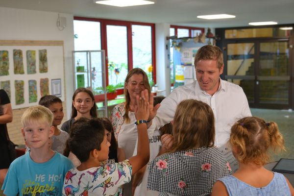 Freudestrahlend nahmen die Kinder der katholischen Grundschule Mechernich die Auszeichnung für ihr gelungenes Kulturprojekt von Landrat Markus Ramers entgegen. Foto: Cedric Arndt/pp/Agentur ProfiPress