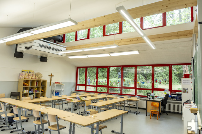 Auch so können LED-Leuchten im Klassenraum aussehen. Die Fenster sind noch neueren Datums und müssen aus Energiegesichtspunkten noch nicht getauscht werden. Foto: Ronald Larmann/pp/Agentur ProfiPress
