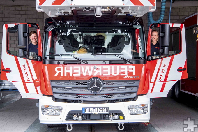 Laura Schuman (r.) und ihre Kollegin Caroline Hamm sind die einzigen hauptamtlichen Feuerwehrfrauen in Euskirchen. Foto: Tom Steinicke/pp/Agentur ProfiPress