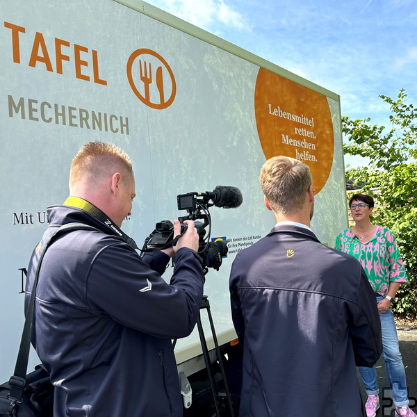 Detering und sein Kollege Felix Kalbe (l.) nutzten die Gelegenheit für ein Interview mit Manuela Pütz. Foto: Henri Grüger/pp/Agentur ProfiPress