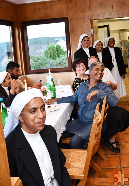 Frohe Gesichter bei der Feier im Refektorium der Communio in Christo. Foto: Manfred Lang/pp/Agentur ProfiPress