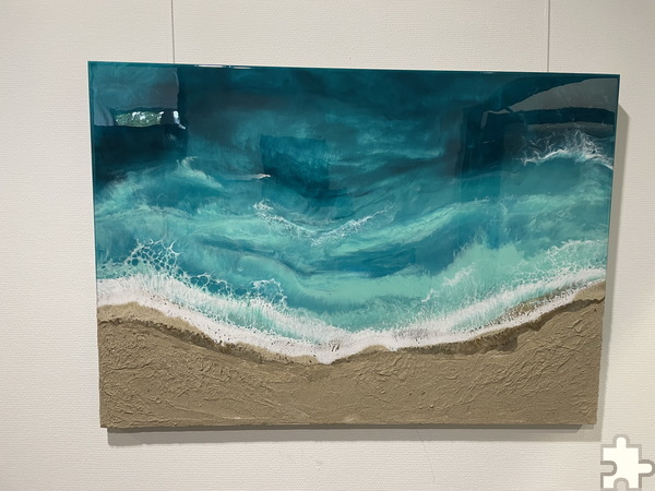 Zwischen Himmel, Strand und Meer: Eine strandhaft schöne Komposition aus Sand und Exposidharz von Ela Rübenach. Foto: Privat/pp/Agentur ProfiPress
