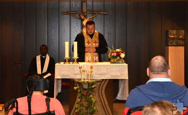 Vater Roman Horodetskyy gehört der ukrainischen griechisch-katholischen Gemeinde in Aachen an, stammt aus der Ukraine und war einer der Gäste des „interreligiösen Friedensgebetes“ am „Tag der Begegnung“ bei der Mechernicher Communio in Christo. Foto: Henri Grüger/pp/Agentur ProfiPress