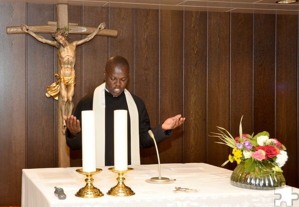 Pfarrer Patrick Mwanguhya aus Uganda bat darum, dass Gott seinem Volk, „besonders in der Ukraine und in Russland“ gnädig sei und es „unter seinem Schutz stark“ mache. Foto: Henri Grüger/pp/Agentur ProfiPress