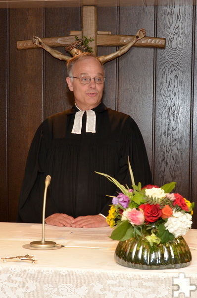 Dr. Michael Stöhr betonte nach Hans-Dieter Hüsch, dass Frieden „schon am Frühstückstisch beginne“ und sich dann „wie von Engelsflügeln getragen“ durch den ganzen Tag ausbreiten solle. Foto: Henri Grüger/pp/Agentur ProfiPress