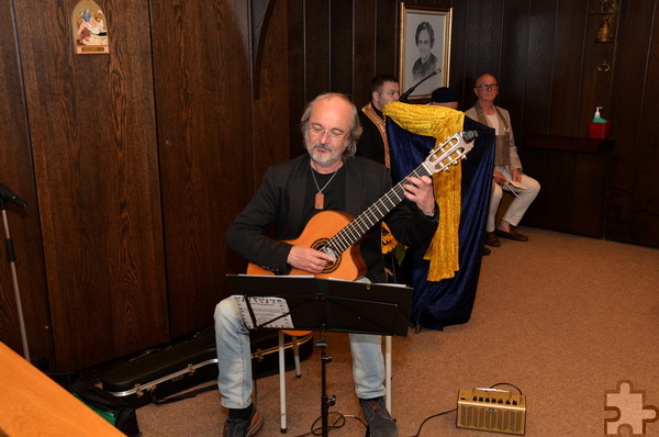 Konzertgitarrist Fedor Volkov, der aus der Ukraine stammt, begleitete das Friedensgebet musikalisch. Foto: Henri Grüger/pp/Agentur ProfiPress