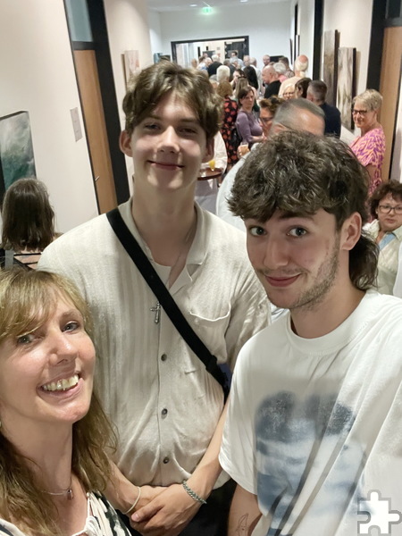 „Selfie“ am Rande der Ausstellungseröffnung: Die Künstlerin und ihre Söhne Manuel und Lino. Foto: Privat/pp/Agentur ProfiPress