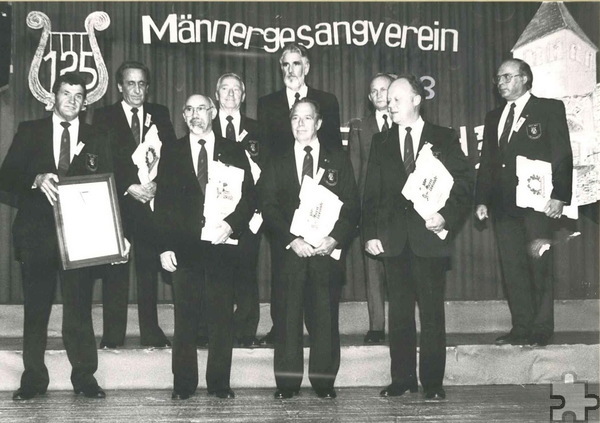 Ehrung der Jubilare beim 125jährigen Jubiläums 1988, ganz links mit Tafel Bernhard Käppler, der damalige Vorsitzende des MGV. Foto: Stadtarchiv/pp/Agentur ProfiPress