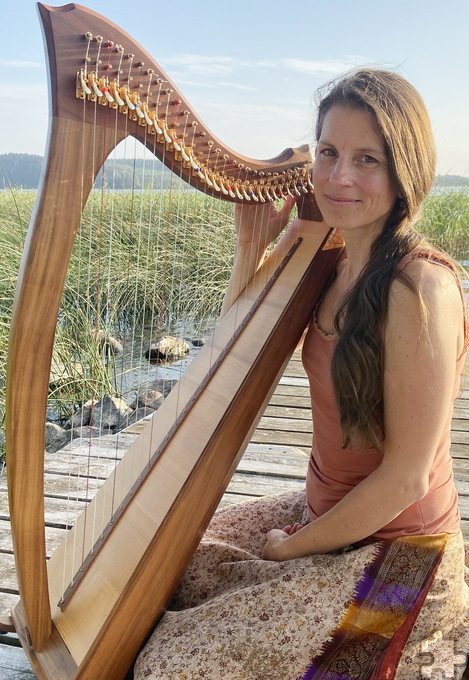 Begleitet wird die Reise von Lückerath ins Universum von Melanie Bloch, Yoga- und Klangtherapeutin vom Niederrhein, auf der Harfe. Foto: Veranstalter/pp/Agentur ProfiPress