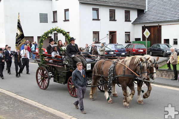 Standesgemäß nimmt das Maikönigspaar mit Maijeloch in der geschmückten Kutsche am Dollendorfer Festumzug teil.  Foto: privat/pp/Agentur ProfiPress
