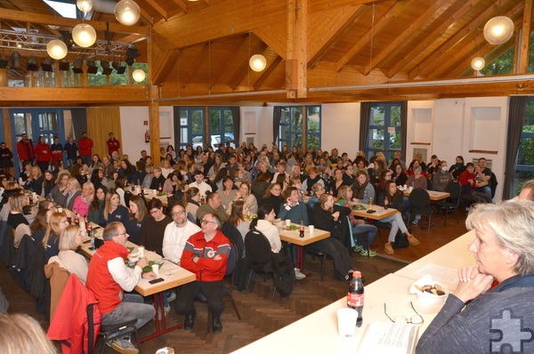 Über 300 hauptamtliche Rotkreuzler des Kreisverbandes Euskirchen versammelten sich in der Kommerner Bürgerhalle zur jährlichen Betriebsversammlung. Foto: Henri Grüger/pp/Agentur ProfiPress