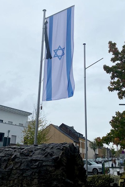 Mit dem Hissen der Fahne samt Trauerflor wollte die Stadt Mechernich ihr Mitgefühl für die Opfer des Hamas-Terrors und ihre Angehörigen ausdrücken und gleichzeitig ein Zeichen der Solidarität setzen. Foto: Stadt Mechernich/pp/Agentur ProfiPress