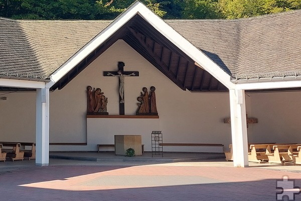 Angekommen im Innenhof des Klosters im Enderttal im Landkreis Cochem-Zell. Foto: Privat/pp/Agentur ProfiPress