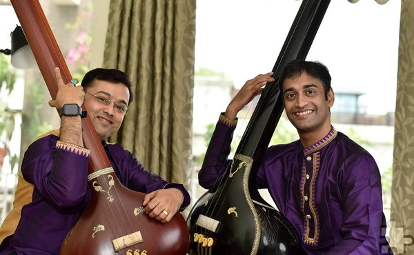 Am 22. Oktober gestalten die renommierten Sänger und Brüder Anirban Das und Diptam Sinha Biswas aus Kalkutta unter dem Motto „Musik als Brücke zwischen Menschen und Nationen“ einen Abend im Mechernicher „Atelier DaSein“. Foto: Privat/Veranstalter/pp/Agentur ProfiPress