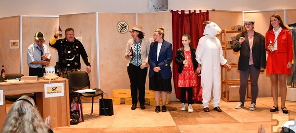 Sehr turbulent ging es schon im vorigen Jahr auf der Bühne in Vussem zu, als der Holzheimer Theaterverein sogar eine „Ziege“ mit auf die Bühne brachte… Foto: Manfred Lang/pp/Agentur ProfiPress
