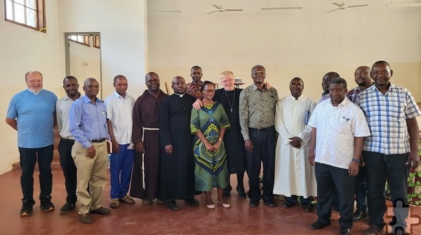 Ein Teil der Teilnehmer des Communio-Treffens in Ifakara, insgesamt nahmen knapp über 30 Laien, Ordensleute und Priester teil. Foto: Akimu Ndaba/Bischöfliche Pressestelle Ifakara