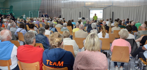 Der große Raum war voll mit interessierten Mitgliedern der „Sportwelt Schäfer“. Foto: Henri Grüger/pp/Agentur ProfiPress