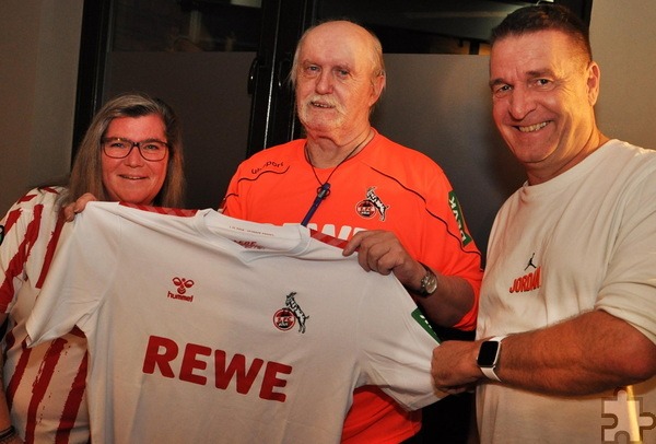 Ein Highlight in diesem Jahr: Auch der Fanbeauftragte des 1. FC Köln, Rainer Mendel (r.), gratulierte den Eifeler „Geißböcken“ zum Geburtstag. Foto: Reiner Züll/pp/Agentur ProfiPress
