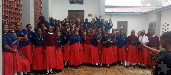 Schülerinnen einer bischöflichen Schule St. Agnes in Mahenge mit Besuchern aus dem Mechernicher Mutterhaus der Communio in Christo. Foto: Charles Libuhela/CIC/pp/Agentur ProfiPress
