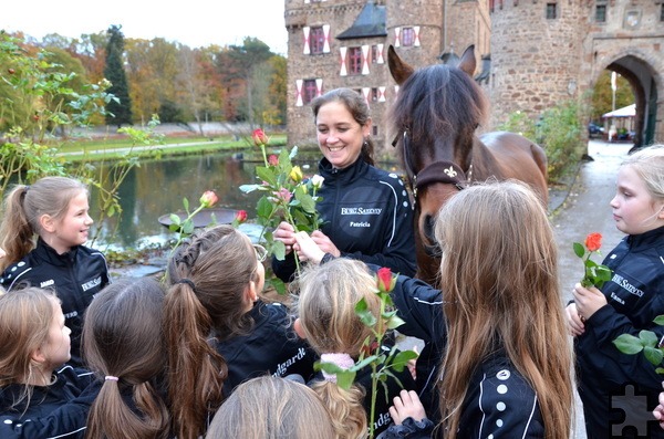 Zum Dank gab´s von jedem Kind eine Blume für die Gräfin. Und auch Jugendgarde-Trainerin Stefanie Schneider überreichte ihr eine Flasche „Baileys“-Likör und einen Strauß Blumen. Foto: Henri Grüger/pp/Agentur ProfiPress