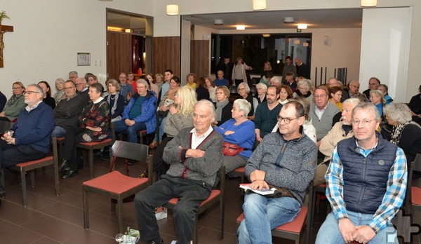 65 Zuhörer waren zu der Benefizlesung erschienen, bei der Spenden für eine Gedenktafel am ehemaligen Firmensitz der Kommerner Familie Levano gesammelt wurden. Foto: Henri Grüger/pp/Agentur ProfiPress