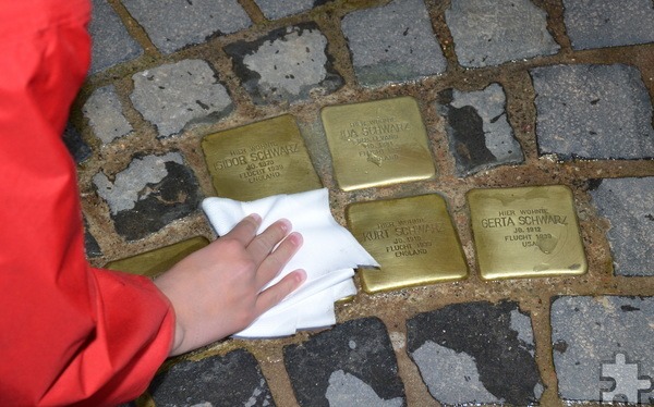 Unter anderem hatte der junge Florian dafür gesorgt, dass diese Steine wieder gut leserlich an die vertriebenen Mitglieder der Kommerner Familie Schwarz erinnern. Foto: Henri Grüger/pp/Agentur ProfiPress