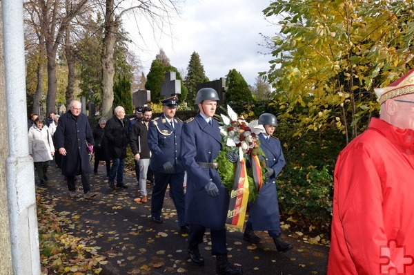 Soldatinnen und Soldaten der Bundeswehr trugen während der Prozession einen Gedenkkranz zum Denkmal. Foto: Henri Grüger/pp/Agentur ProfiPress