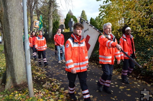 Auch der Mechernicher Ortsverband des Roten Kreuzes lief in der Prozession durch die Stadt mit. Außerdem hatte dieser auch einen „Fahrdienst“ auf den Berg organisiert. Foto: Henri Grüger/pp/Agentur ProfiPress