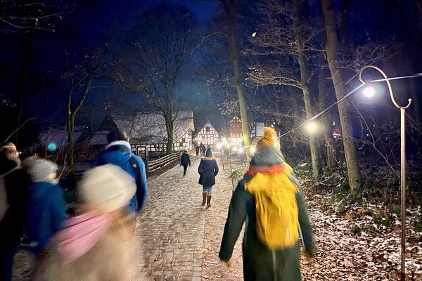 Auf dem Weg in die Baugruppe Westerwald sorgten Lichterketten in Verbindung mit dem Puderzucker-Schnee für eine wunderschöne vorweihnachtliche Atmosphäre. Foto: Ronald Larmann/pp/Agentur ProfiPress