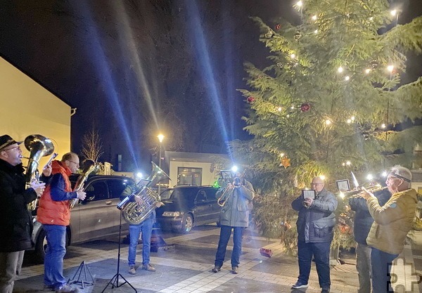„O Du fröhliche“: Greesberger Musikanten spielen auf dem festlich dekorierten Arenbergplatz zur Vorweihnacht auf. Foto: Privat/pp/Agentur ProfiPress 