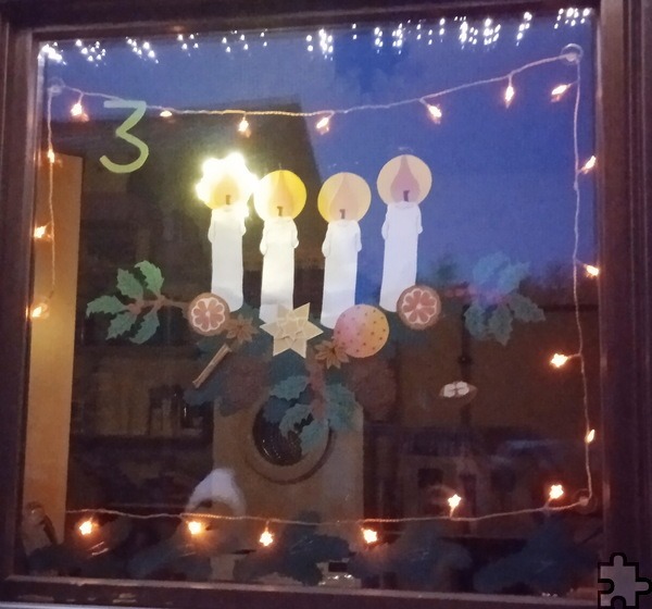 Familie Weißbeck in der Sternenbergstraße 54 hat am 3. Dezember dieses wunderbare Fenster dekoriert. Foto: Sara Uedelhofen/pp/Agentur ProfiPress
