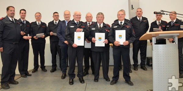 Bei der Jahresdienstbesprechung der Feuerwehr werden immer wieder Kameraden für ihren ehrenamtlichen Einsatz ausgezeichnet. Dafür bedankte sich auch Bürgermeister Dr. Hans-Peter Schick (5.v.l.). Foto: Henri Grüger/pp/Agentur ProfiPress