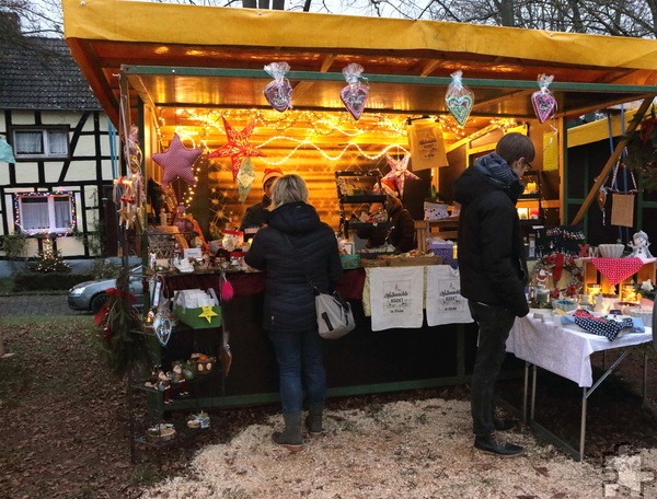 Viele einheimische Künstler und Handwerker präsentierten selbstgefertigte Holz- und Handarbeiten, Kerzen, Karten, Mützen und Schals, Handwerkskunst aus Schiefer und Glas, Dekoration und Mitbringsel, florale Aquarellbilder, Liköre und vieles mehr. Archivbild: Paul Wolff/pp/Agentur ProfiPress