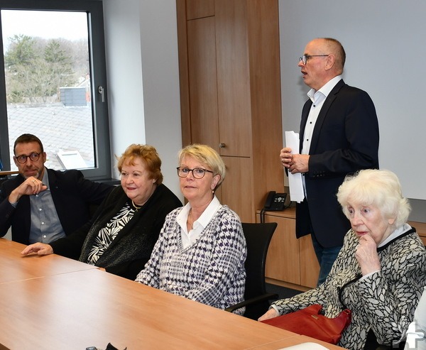 Inge Eich (sitzend v.r.) mit ihren Vorstandskolleg/inn/en Maria Jentgen und Rita Gerdemann sowie Volker Zart und Ralf Claßen (stehend). Foto: Manfred Lang/pp/Agentur ProfiPress